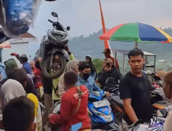 Viral! Bapak-Bapak Gendong Motor di Pundak saat Kejebak Macet, Aksinya Jadi Tontonan Viral! Bapak-Bapak Gendong Motor di Pundak saat Kejebak Macet, Aksinya Jadi Tontonan