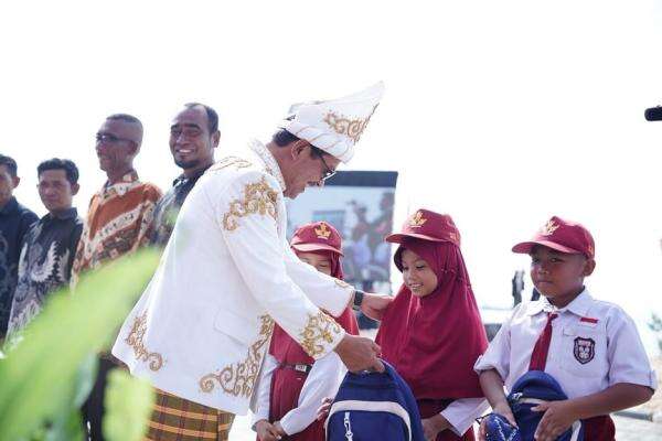 HUT ke-81 RI, Menteri Trenggono Upacara Bareng Nelayan di KNMP Sorue Jaya HUT ke-81 RI, Menteri Trenggono Upacara Bareng Nelayan di KNMP Sorue Jaya