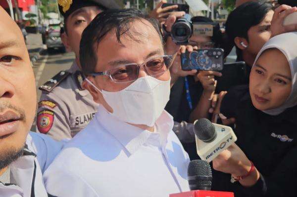 Sestama BNPB Rustian Tinggalkan Gedung KPK usai Kena OTT, Tak Diborgol Sestama BNPB Rustian Tinggalkan Gedung KPK usai Kena OTT, Tak Diborgol