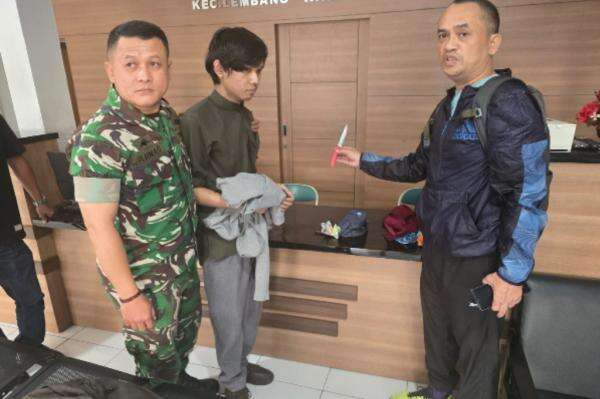 Sopir Taksi Online Dianiaya Penumpang di Lembang, Pelaku Masih Remaja 15 Tahun Sopir Taksi Online Dianiaya Penumpang di Lembang, Pelaku Masih Remaja 15 Tahun