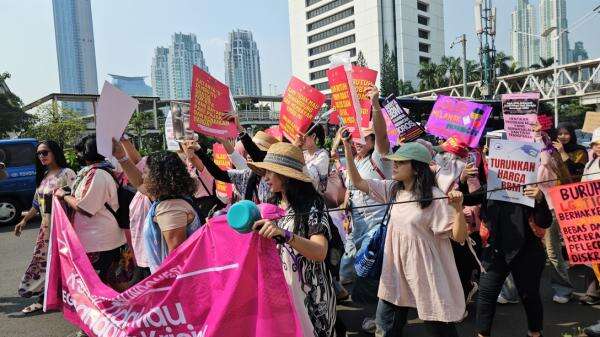 Tuntut Harga BBM Turun, Puluhan Wanita Cantik Bawa Peralatan Dapur Long Marchke Istana Tuntut Harga BBM Turun, Puluhan Wanita Cantik Bawa Peralatan Dapur Long Marchke Istana