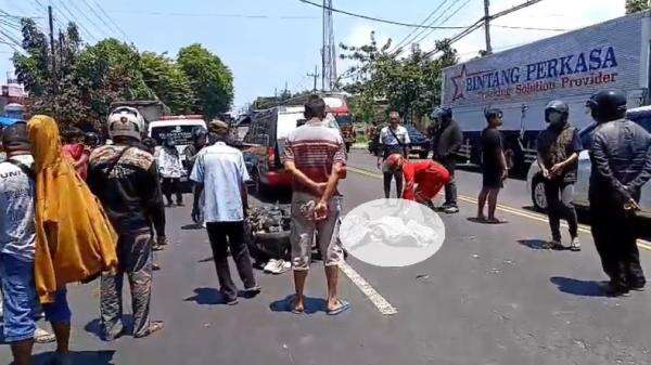 Pasutri dan Balita Tewas Kecelakaan di Pasuruan, 2 Sopir Truk Diburu Polisi Pasutri dan Balita Tewas Kecelakaan di Pasuruan, 2 Sopir Truk Diburu Polisi