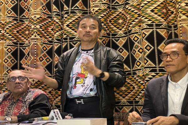Ade Darmawan: Penelitian Roy Suryo Tak Bisa Jadi Acuan Ijazah Jokowi Diduga Palsu Ade Darmawan: Penelitian Roy Suryo Tak Bisa Jadi Acuan Ijazah Jokowi Diduga Palsu