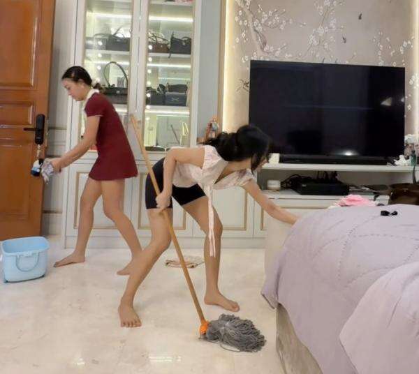Momen Fuji Gotong Royong Bersihkan Kamar yang Kebanjiran usai Hujan di Jakarta Momen Fuji Gotong Royong Bersihkan Kamar yang Kebanjiran usai Hujan di Jakarta