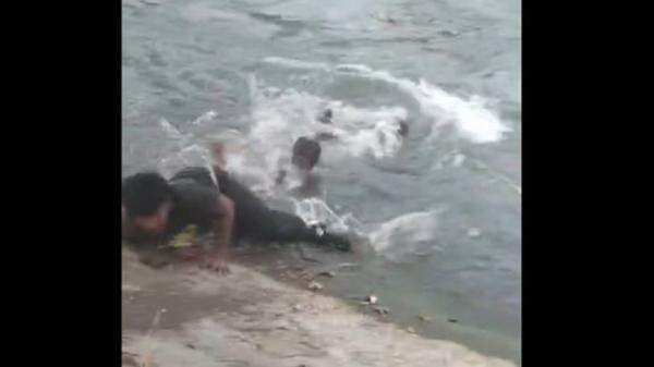 Duel Sengit Gegara HP di Sungai Karawang, 2 Anak Punk Hanyut Terseret Arus Duel Sengit Gegara HP di Sungai Karawang, 2 Anak Punk Hanyut Terseret Arus