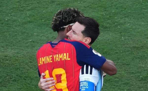 Pelukan Lamine Yamal untuk Lionel Messi Bikin Haru, Tongkat Estafet Resmi Berpindah Pelukan Lamine Yamal untuk Lionel Messi Bikin Haru, Tongkat Estafet Resmi Berpindah