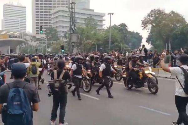 Demo 28 Oktober Ricuh Dekat Halte Tosari, Polisi Bermotor dan Bertameng Dikerahkan Demo 28 Oktober Ricuh Dekat Halte Tosari, Polisi Bermotor dan Bertameng Dikerahkan