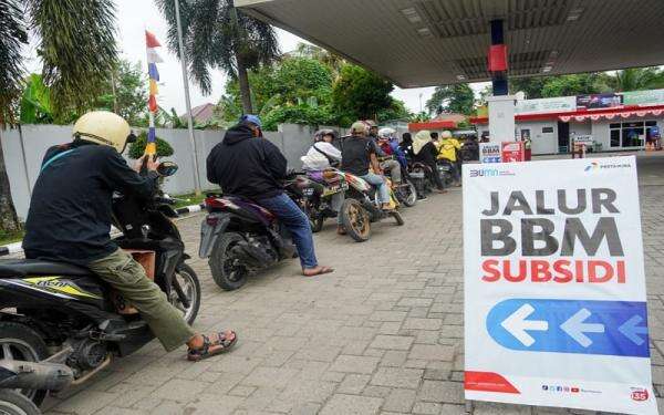Bahlil Siapkan Aturan Baru Pembelian BBM Subsidi, Antrean di SPBU Jadi Sorotan Bahlil Siapkan Aturan Baru Pembelian BBM Subsidi, Antrean di SPBU Jadi Sorotan