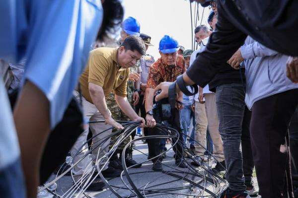 Komitmen Wako Agung Tertibkan Kabel Semrawut, Jalan Ronggo Warsito Kini Lebih Asri dan Aman Komitmen Wako Agung Tertibkan Kabel Semrawut, Jalan Ronggo Warsito Kini Lebih Asri dan Aman