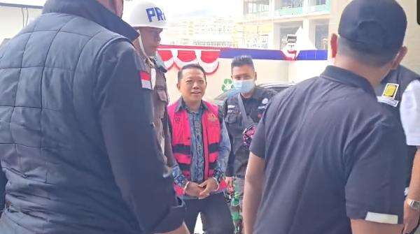 Diborgol Sembari Tersenyum, Febrie Adriansyah Jalani Pemeriksaan di Kejagung Diborgol Sembari Tersenyum, Febrie Adriansyah Jalani Pemeriksaan di Kejagung