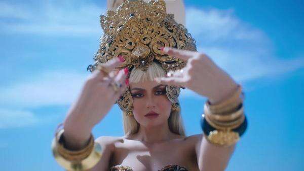 Agnez Mo Ukir Sejarah! Bajunya Dipajang Permanen di Hard Rock Hollywood Agnez Mo Ukir Sejarah! Bajunya Dipajang Permanen di Hard Rock Hollywood