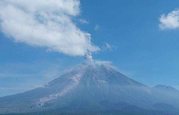 Gunung Semeru Erupsi, Semburkan Abu Vulkanik 1.000 Meter Gunung Semeru Erupsi, Semburkan Abu Vulkanik 1.000 Meter