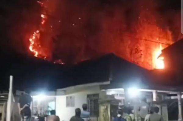Karhutla di Gunung Tembok Jember, Kobaran Api Nyaris Merambat ke Permukiman Warga Karhutla di Gunung Tembok Jember, Kobaran Api Nyaris Merambat ke Permukiman Warga