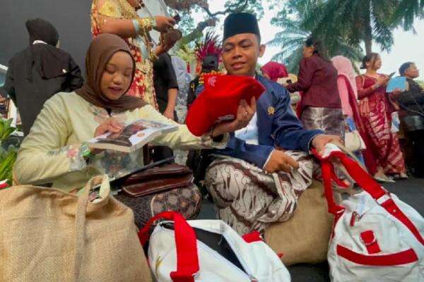 Melihat Isi Goodie Bag HUT ke-81 RI di Istana, Ada Buku Presiden hingga Kelereng Melihat Isi Goodie Bag HUT ke-81 RI di Istana, Ada Buku Presiden hingga Kelereng