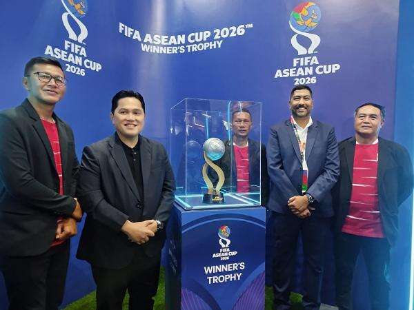 Trofi FIFA ASEAN Cup 2026 Dipamerkan di Jakarta, Begini Penampakannya Trofi FIFA ASEAN Cup 2026 Dipamerkan di Jakarta, Begini Penampakannya
