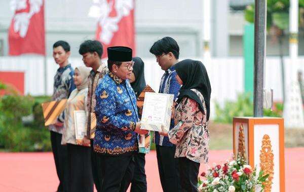 Hari Sumpah Pemuda, Pramono Beri Bantuan Pemutihan Ijazah untuk 2.810 Warga Hari Sumpah Pemuda, Pramono Beri Bantuan Pemutihan Ijazah untuk 2.810 Warga