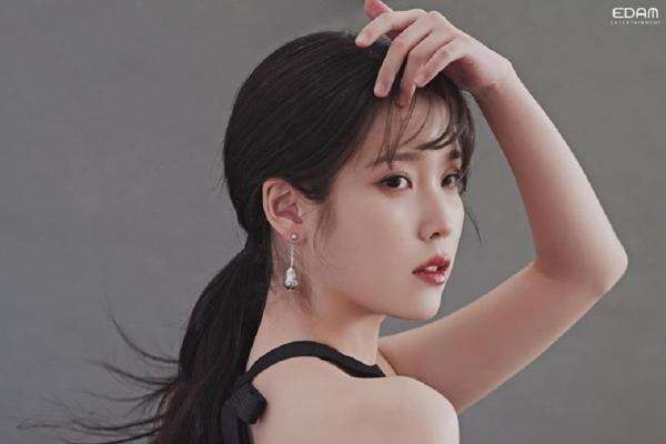 Tuai Kritikan, IU Diam-Diam Hapus Lagu Mantan Pacar dari Unggahan Instagram Tuai Kritikan, IU Diam-Diam Hapus Lagu Mantan Pacar dari Unggahan Instagram