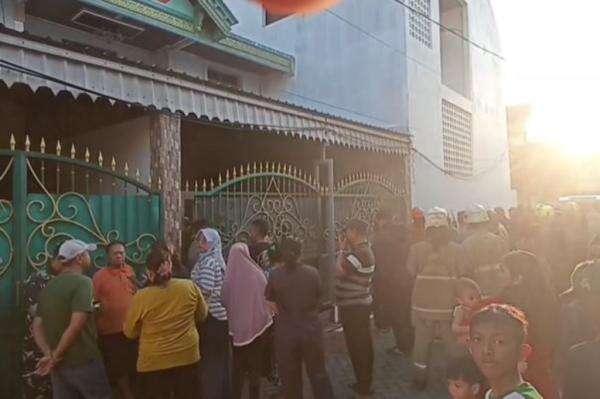 Kebakaran Rumah di Surabaya, 2 Bocah Kakak Adik Tewas dalam Kamar Diduga Terkunci Kebakaran Rumah di Surabaya, 2 Bocah Kakak Adik Tewas dalam Kamar Diduga Terkunci