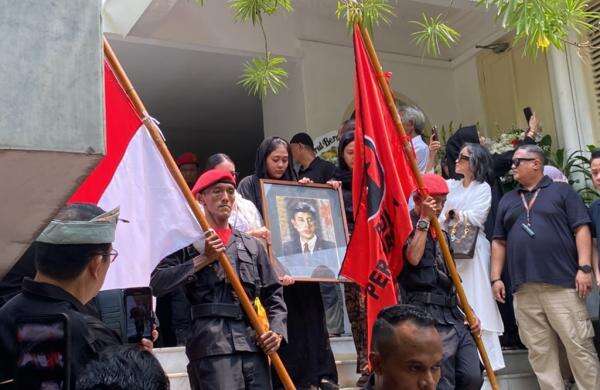 Jenazah Guruh Sukarnoputra Bertolak dari Rumah Duka, Diberangkatkan ke TPU Karet Bivak Jenazah Guruh Sukarnoputra Bertolak dari Rumah Duka, Diberangkatkan ke TPU Karet Bivak