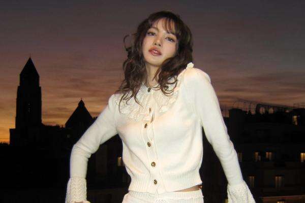 Foto Lisa BLACKPINK Diduga Bersama Blue Kembali Viral, Benarkah Hasil Rekayasa AI? Foto Lisa BLACKPINK Diduga Bersama Blue Kembali Viral, Benarkah Hasil Rekayasa AI?