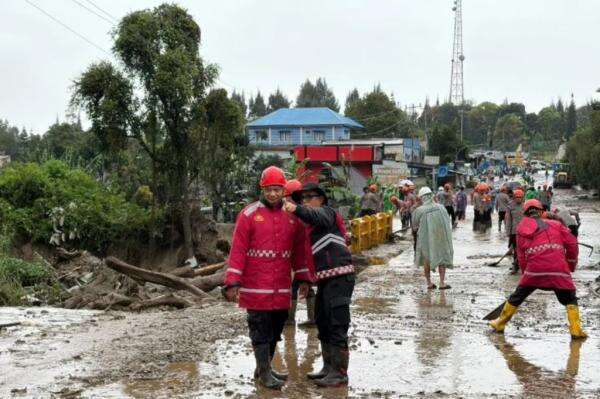 Banjir Bandang Solok, 300 Personel Brimob Dikerahkan Cari Warga yang Hilang Banjir Bandang Solok, 300 Personel Brimob Dikerahkan Cari Warga yang Hilang