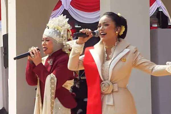 Duet Kris Dayanti dan Melly Goeslaw Semarakkan Perayaan HUT ke-81 RI di Istana Duet Kris Dayanti dan Melly Goeslaw Semarakkan Perayaan HUT ke-81 RI di Istana
