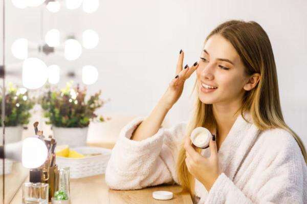5 Alasan Pakai Sunscreen Meski di Dalam Ruangan 5 Alasan Pakai Sunscreen Meski di Dalam Ruangan