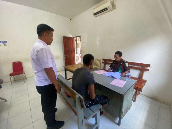 Sat Resnarkoba Limpahkan Tersangka Ke Kantor Kejaksaan Sat Resnarkoba Limpahkan Tersangka Ke Kantor Kejaksaan