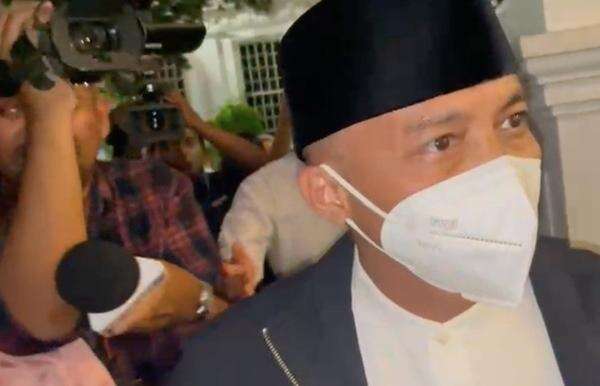 Menhut Raja Juli Irit Bicara saat Dicecar Wartawan soal KPK, Hanya Ucapkan Terima Kasih Menhut Raja Juli Irit Bicara saat Dicecar Wartawan soal KPK, Hanya Ucapkan Terima Kasih