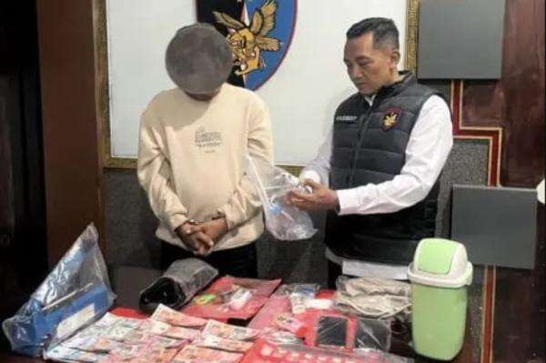 Pengedar Sabu dan Ekstasi Ditangkap di Denpasar, Polisi Sita Uang Rp10,2 Juta Pengedar Sabu dan Ekstasi Ditangkap di Denpasar, Polisi Sita Uang Rp10,2 Juta