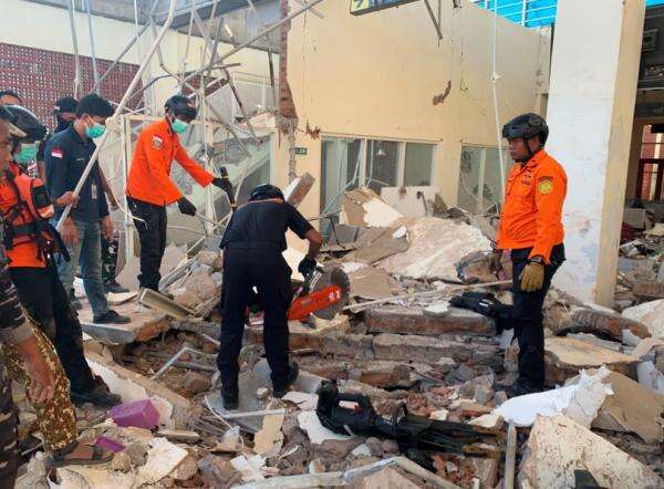 Gempa Besar M7,7 di NTT, Meliana Tewas Tertimpa Bangunan di Pelabuhan Maumere Gempa Besar M7,7 di NTT, Meliana Tewas Tertimpa Bangunan di Pelabuhan Maumere