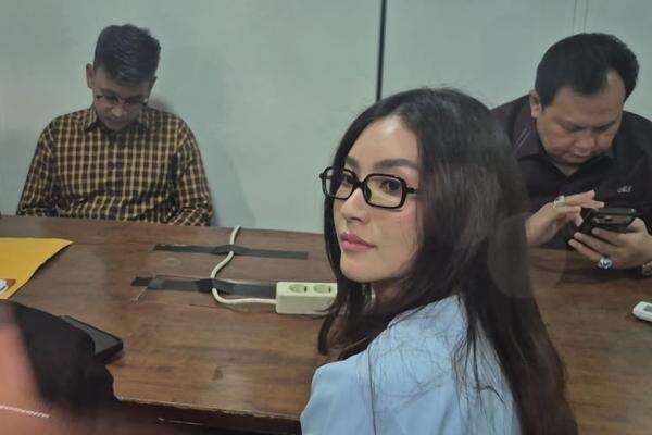 Ruben Onsu dan Sarwendah Kompak Hadiri Sidang Mediasi Hak Asuh Anak Ruben Onsu dan Sarwendah Kompak Hadiri Sidang Mediasi Hak Asuh Anak