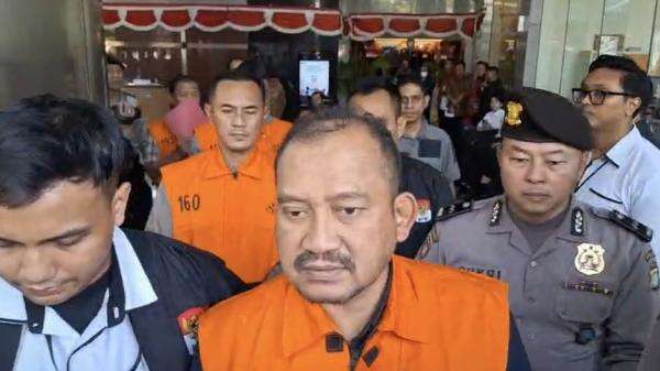 Kenakan Rompi Oranye, Bupati Pemalang Anom Widiyantoro Ditahan KPK Kenakan Rompi Oranye, Bupati Pemalang Anom Widiyantoro Ditahan KPK