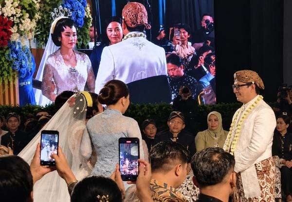 Andre Taulany Resmi Nikahi Amanda Rigby dalam Akad Bernuansa Jawa Andre Taulany Resmi Nikahi Amanda Rigby dalam Akad Bernuansa Jawa