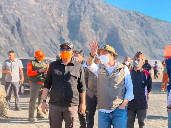 Menhut Cek Langsung Kebakaran Bromo, Pastikan Penanganan Berjalan Baik Menhut Cek Langsung Kebakaran Bromo, Pastikan Penanganan Berjalan Baik