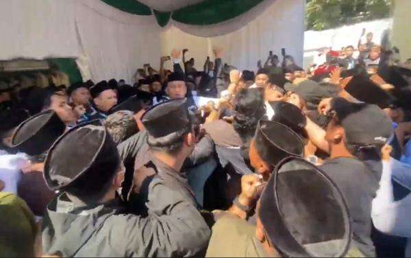 Muktamar ke-35 NU Ricuh, Pendukung Gus Yusuf Paksa Masuk Arena hingga Saling Dorong Muktamar ke-35 NU Ricuh, Pendukung Gus Yusuf Paksa Masuk Arena hingga Saling Dorong