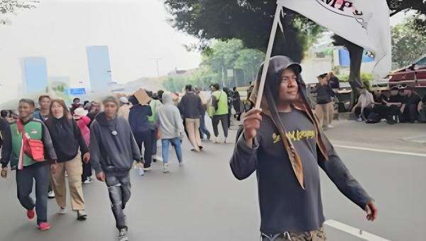 Massa AMPB Tertib Bubarkan Diri Usai Demo di DPR, Polda Metro Beri Apresiasi Massa AMPB Tertib Bubarkan Diri Usai Demo di DPR, Polda Metro Beri Apresiasi