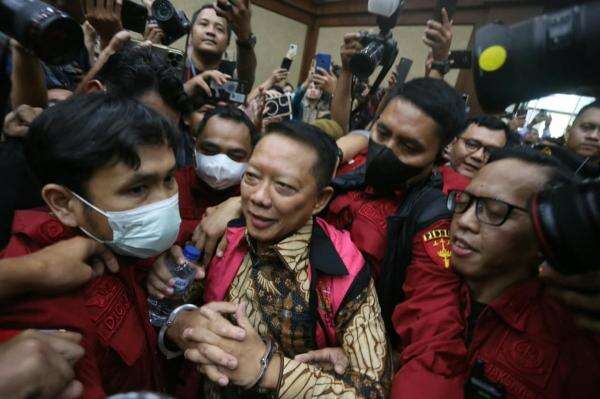 Febrie Adriansyah Didakwa Terima Rp12 Miliar Terkait Penanganan Kasus Korupsi Tol Layang MBZ Febrie Adriansyah Didakwa Terima Rp12 Miliar Terkait Penanganan Kasus Korupsi Tol Layang MBZ