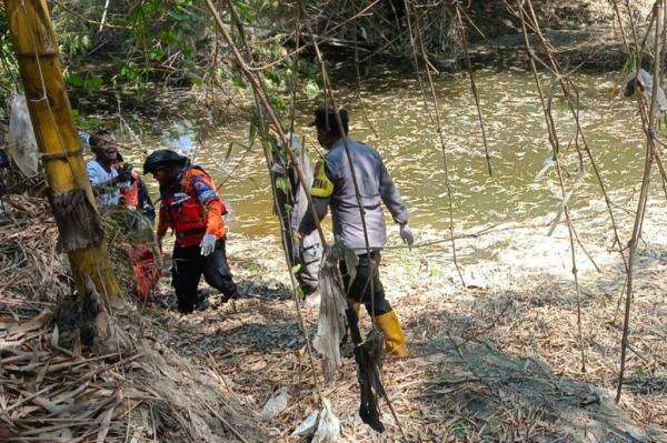 Mayat Pria Ditemukan Mengapung di Sungai Bojonegoro, Ternyata Warga yang Hilang Mayat Pria Ditemukan Mengapung di Sungai Bojonegoro, Ternyata Warga yang Hilang