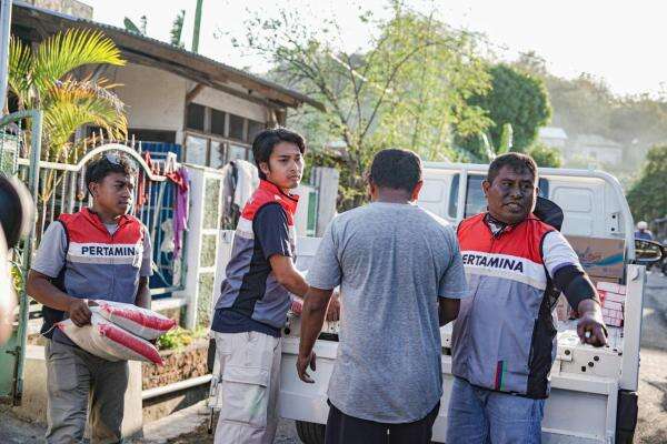 Pertamina Peduli Distribusikan Bantuan ke Posko Mandiri Warga Pertamina Peduli Distribusikan Bantuan ke Posko Mandiri Warga