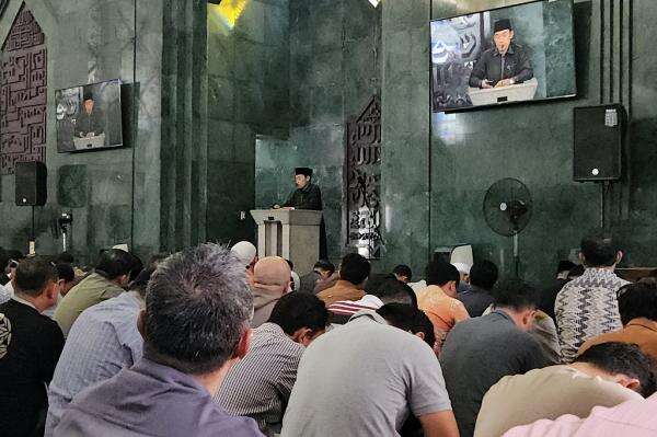 Momen Jemaah Salat Jumat Doakan Keselamatan 5 Jurnalis dan 3 ABK Hilang Kontak di Selat Sunda Momen Jemaah Salat Jumat Doakan Keselamatan 5 Jurnalis dan 3 ABK Hilang Kontak di Selat Sunda