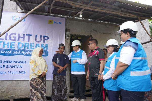 PLN Hadirkan Listrik Gratis bagi Masyarakat Kurang Mampu di Siantan PLN Hadirkan Listrik Gratis bagi Masyarakat Kurang Mampu di Siantan