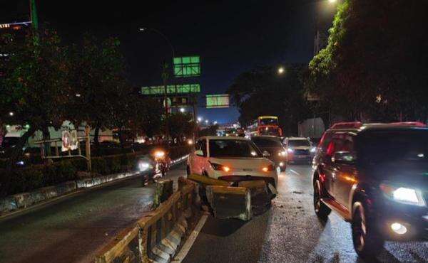 Mobil Tabrak Separator Busway di GT Semanggi, Lalin Arah Pancoran Tersendat Mobil Tabrak Separator Busway di GT Semanggi, Lalin Arah Pancoran Tersendat