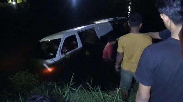 Kecelakaan di Makassar, Mobil Pengangkut Katering Terjun ke Sungai Kecelakaan di Makassar, Mobil Pengangkut Katering Terjun ke Sungai