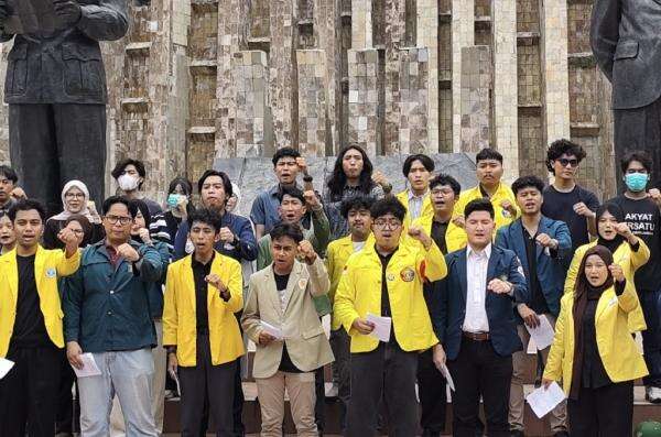 Mahasiswa Bakal Lepas Almamater saat Demo di Tugu Tani: Membaur dengan Masyarakat Mahasiswa Bakal Lepas Almamater saat Demo di Tugu Tani: Membaur dengan Masyarakat