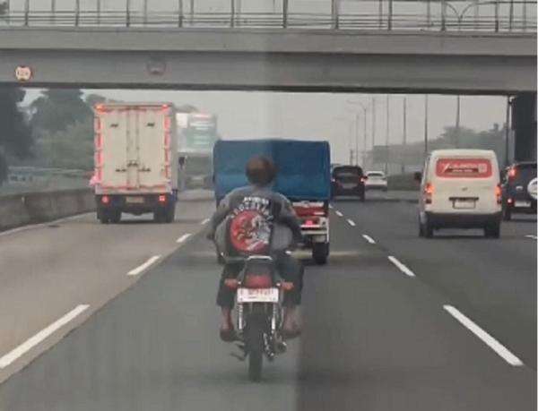Viral Pengendara RX King Masuk Tol Jagorawi Tanpa Pakai Helm, Polisi: Ikuti Google Maps Viral Pengendara RX King Masuk Tol Jagorawi Tanpa Pakai Helm, Polisi: Ikuti Google Maps