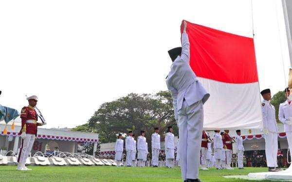 Momen Sang Saka Merah Putih Berkibar saat Upacara HUT ke-81 RI Momen Sang Saka Merah Putih Berkibar saat Upacara HUT ke-81 RI