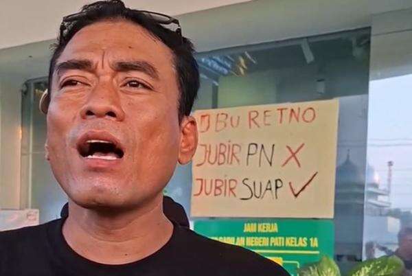Kronologi Jubir PN Pati Disiram Air Mineral oleh Botok, Berawal dari Tuduhan Suap Rp1 Miliar Kronologi Jubir PN Pati Disiram Air Mineral oleh Botok, Berawal dari Tuduhan Suap Rp1 Miliar