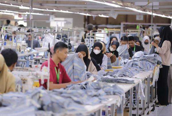 Rupiah Terkapar, Dampaknya Mulai Terasa ke Sektor Industri Nasional Rupiah Terkapar, Dampaknya Mulai Terasa ke Sektor Industri Nasional