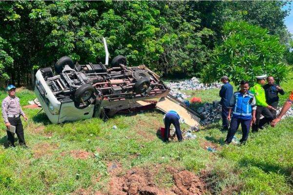 Kecelakaan Mobil Pikap Terguling di Tol Medan-Tebingtinggi, 3 Orang Luka Kecelakaan Mobil Pikap Terguling di Tol Medan-Tebingtinggi, 3 Orang Luka